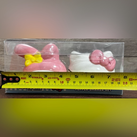 Hello Kitty Ceramic Salt & Pepper Shaker Set - NEW - Picture 5 of 6